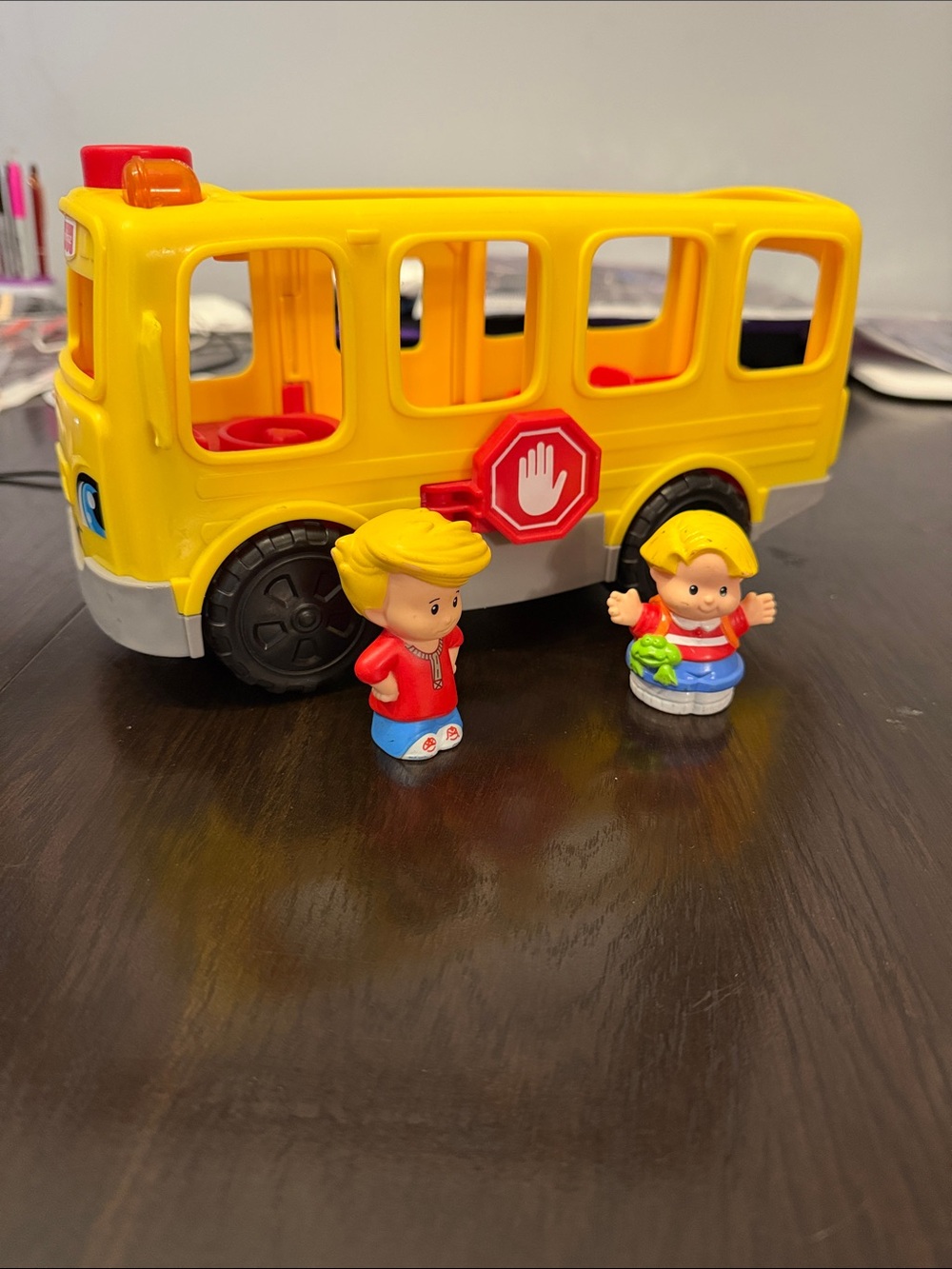 Fisher Price Yellow School Bus Playset with 2 Figurines - Kids Toy - Picture 1 of 8